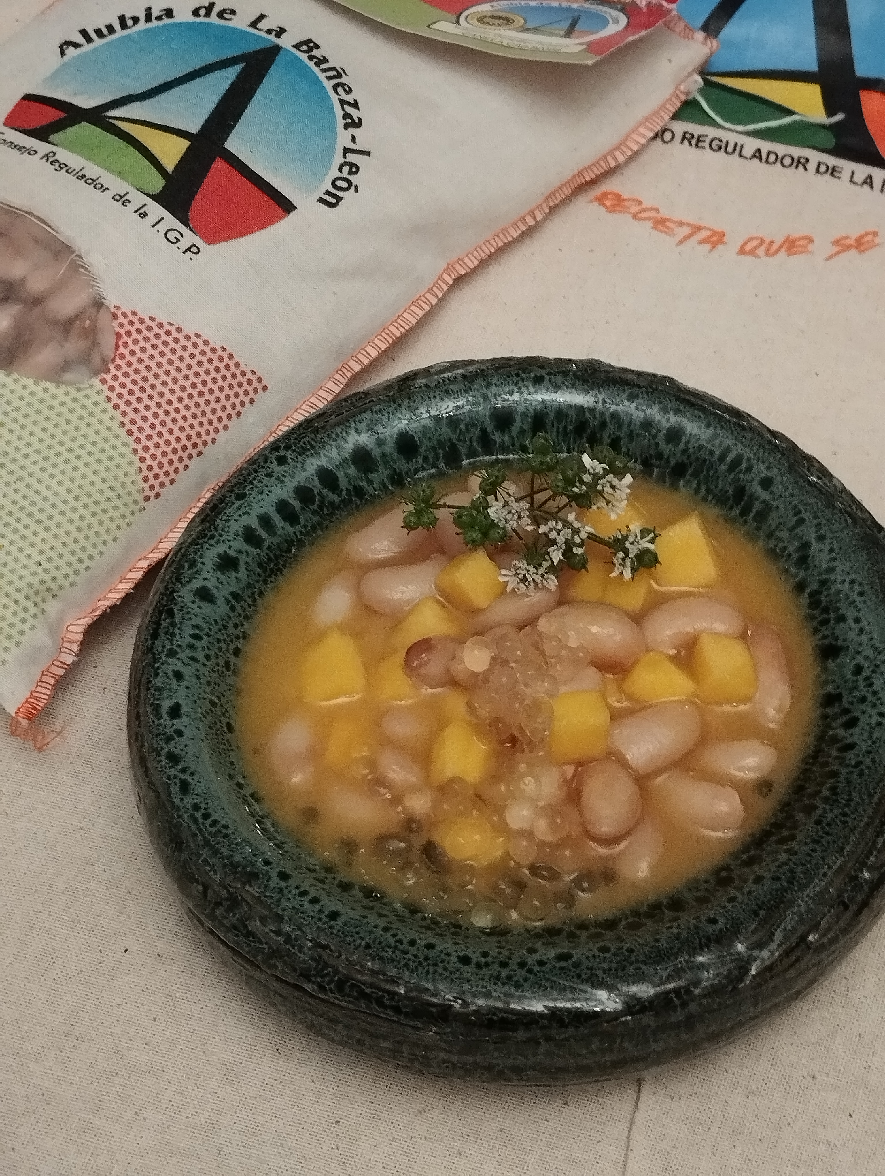 Alubia canela de La Bañeza en ceviche (leche de tigre de lima y maracuyá y matices de hierbaluisa)