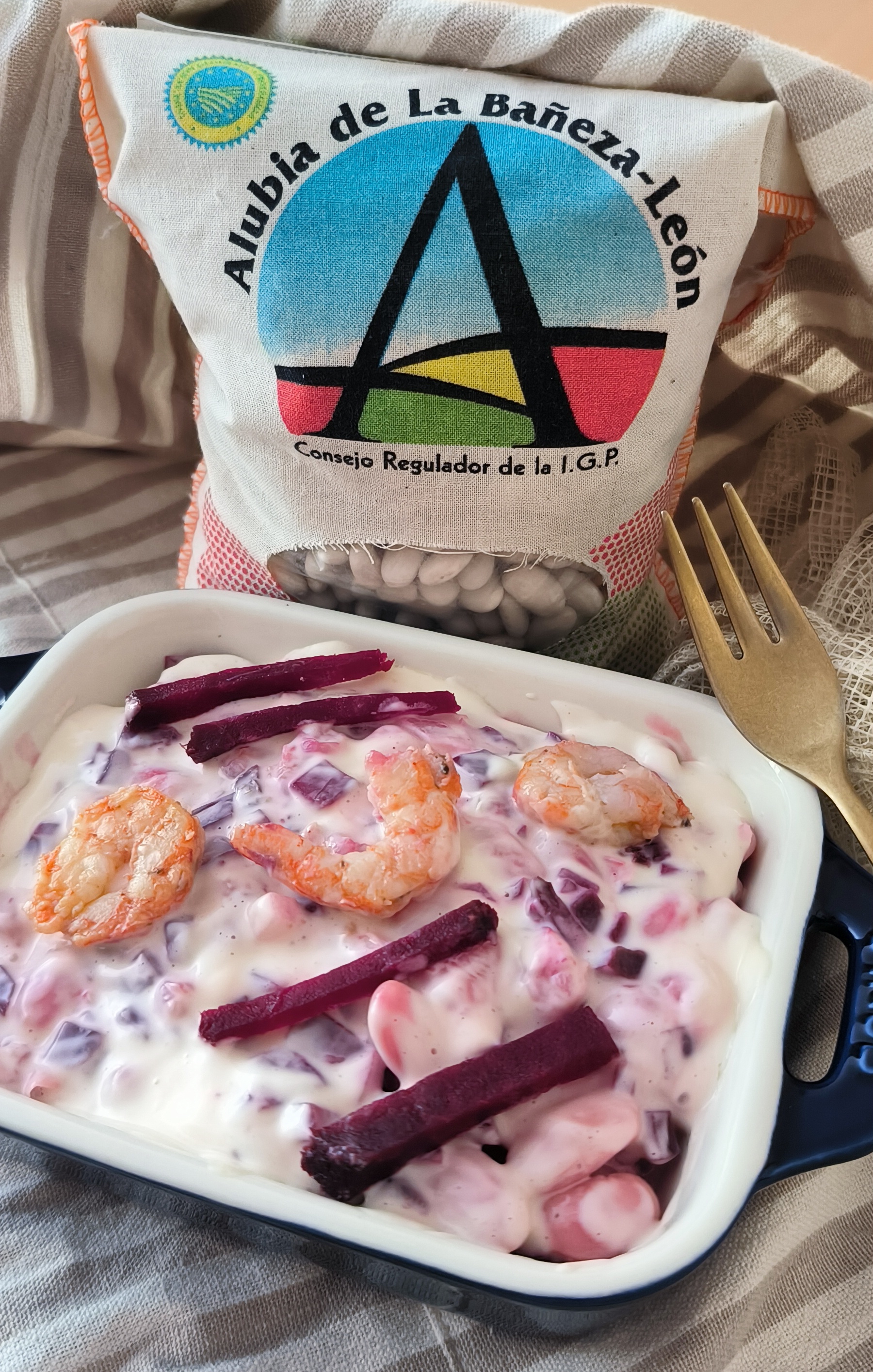 Ensaladilla de alubias, remolacha y gambas salteadas