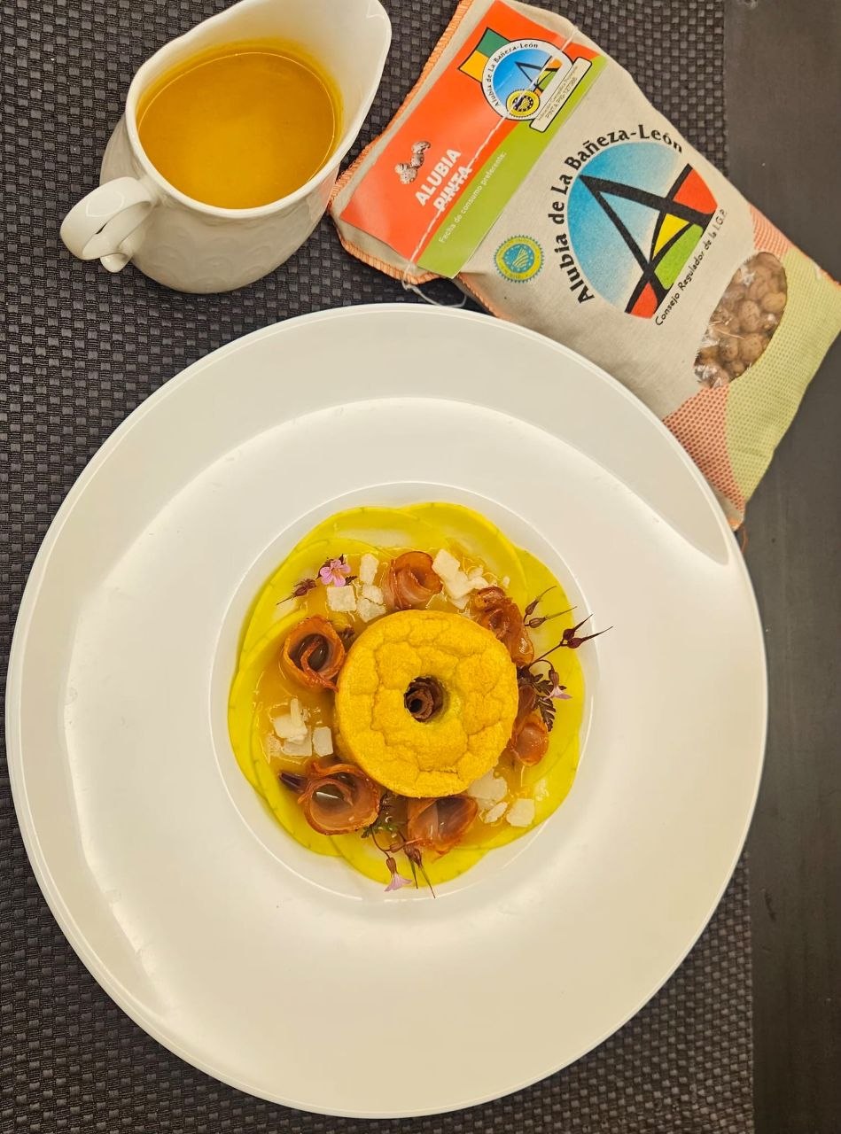 Dúo de Alubias Pintas: Crema aterciopelada de calabaza con suflé de legumbre y toque crujiente