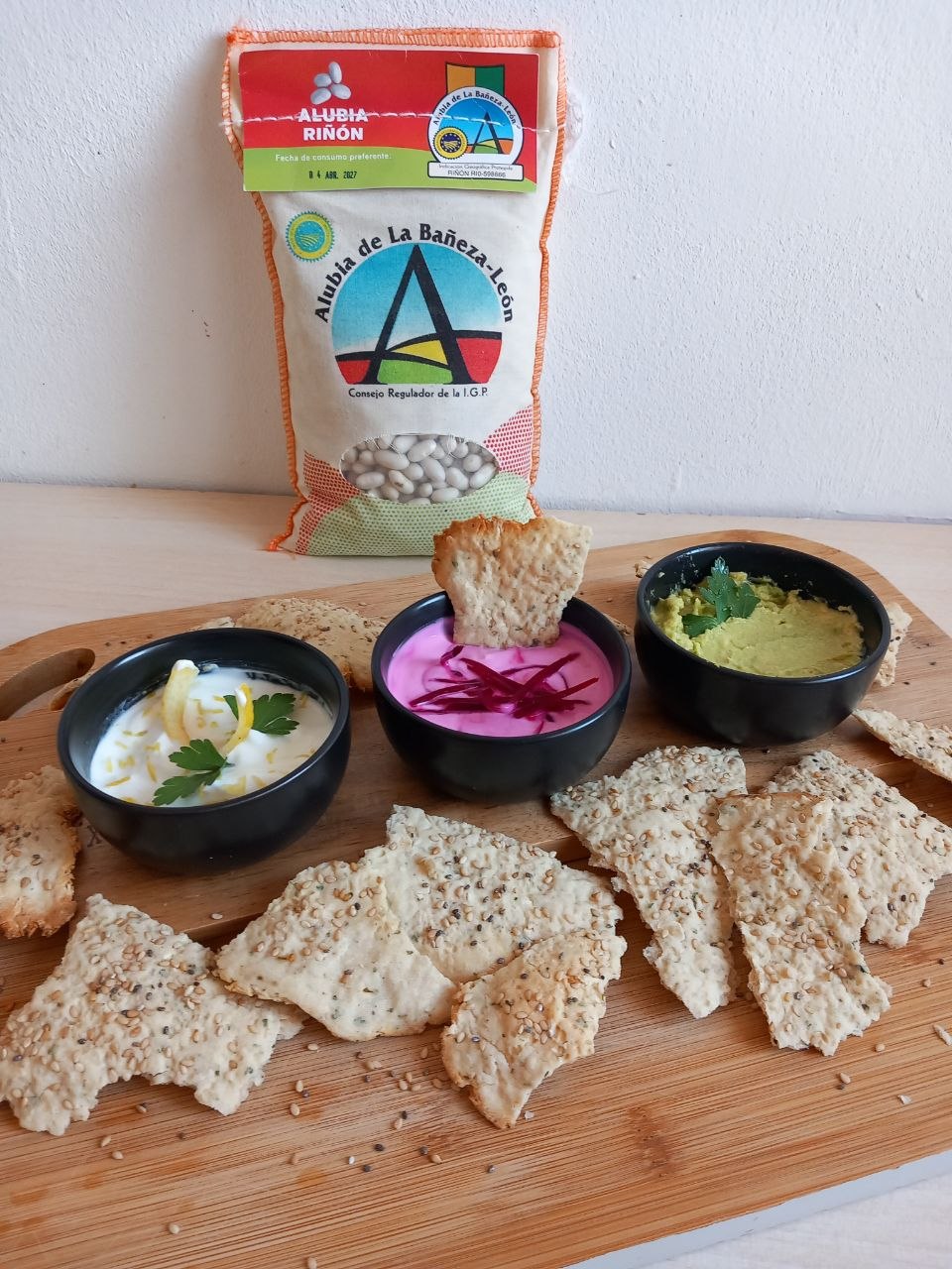 Crackers de alubias riñón con dips para compartir