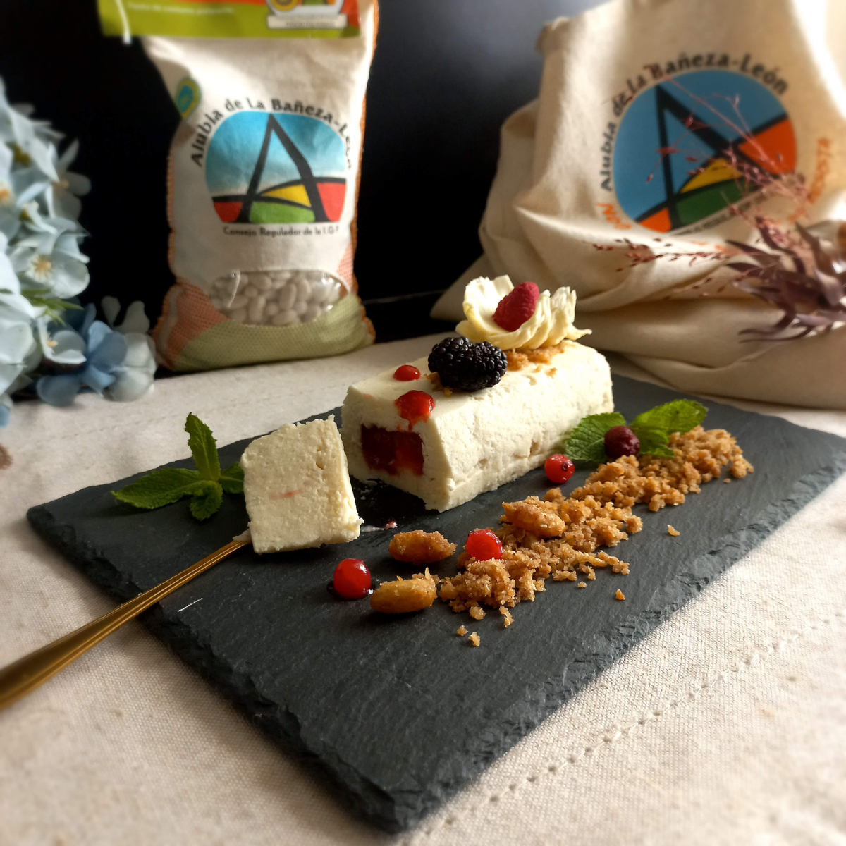 Lingote de Mousse de Alubia Riñón I.G.P. con Corazón de Fresas y Texturas de Chocolate Blanco