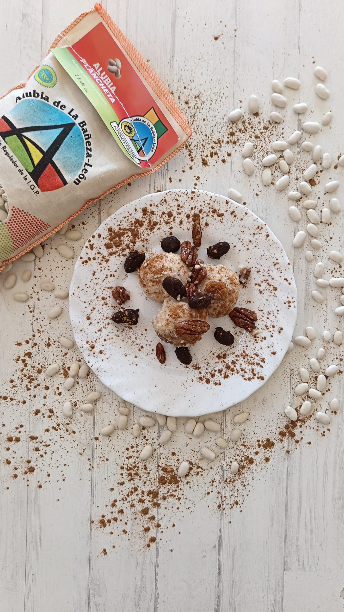 Delicioso helado cremoso de alubia plancheta con nueces pecanas caramelizadas