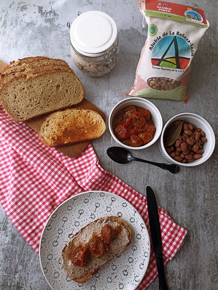 Tosta de paté de alubia pinta de La Bañeza con tomates confitados