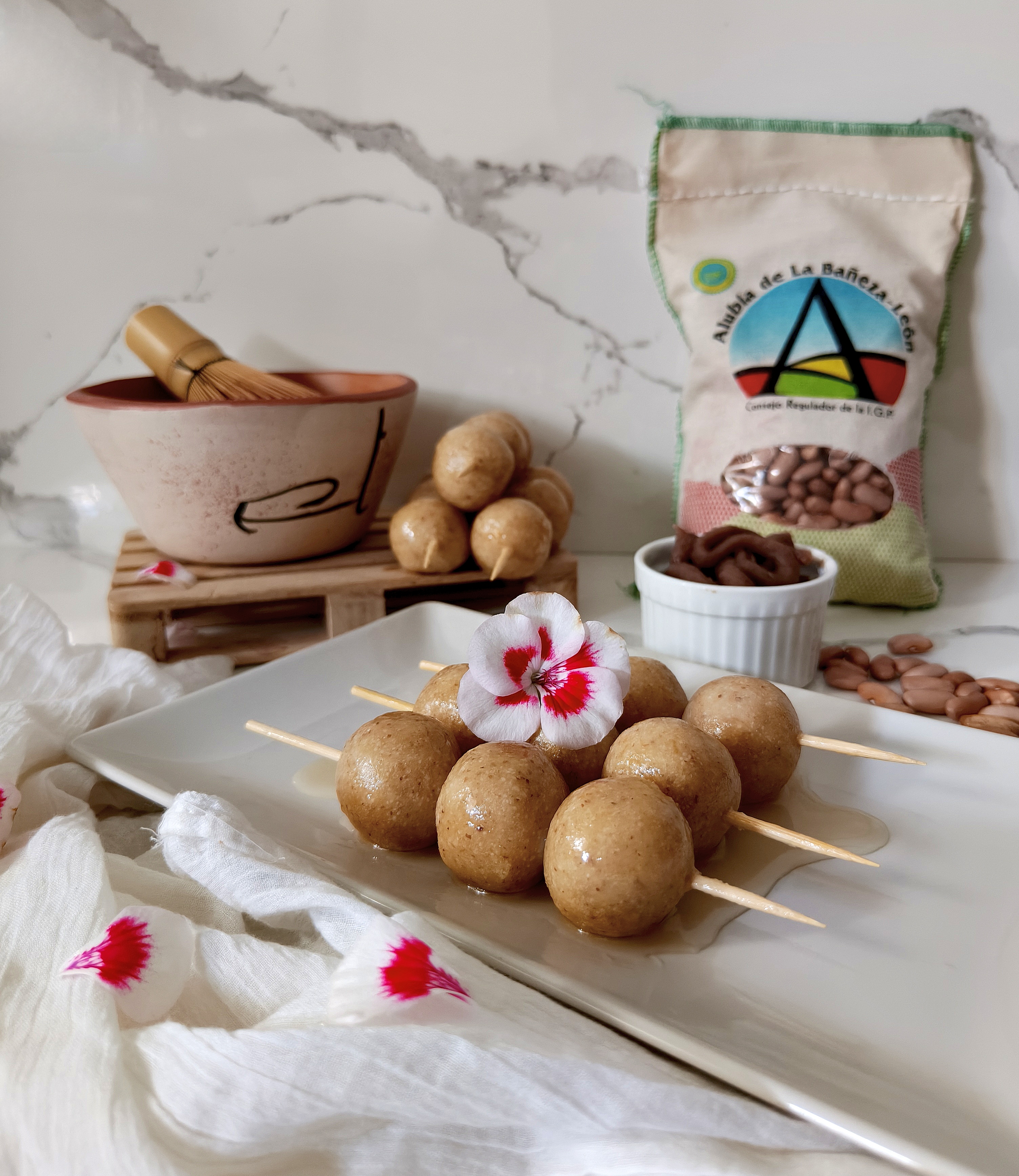 Dango de alubia canela con salsa anko de La Bañeza y sirope de jengibre 
