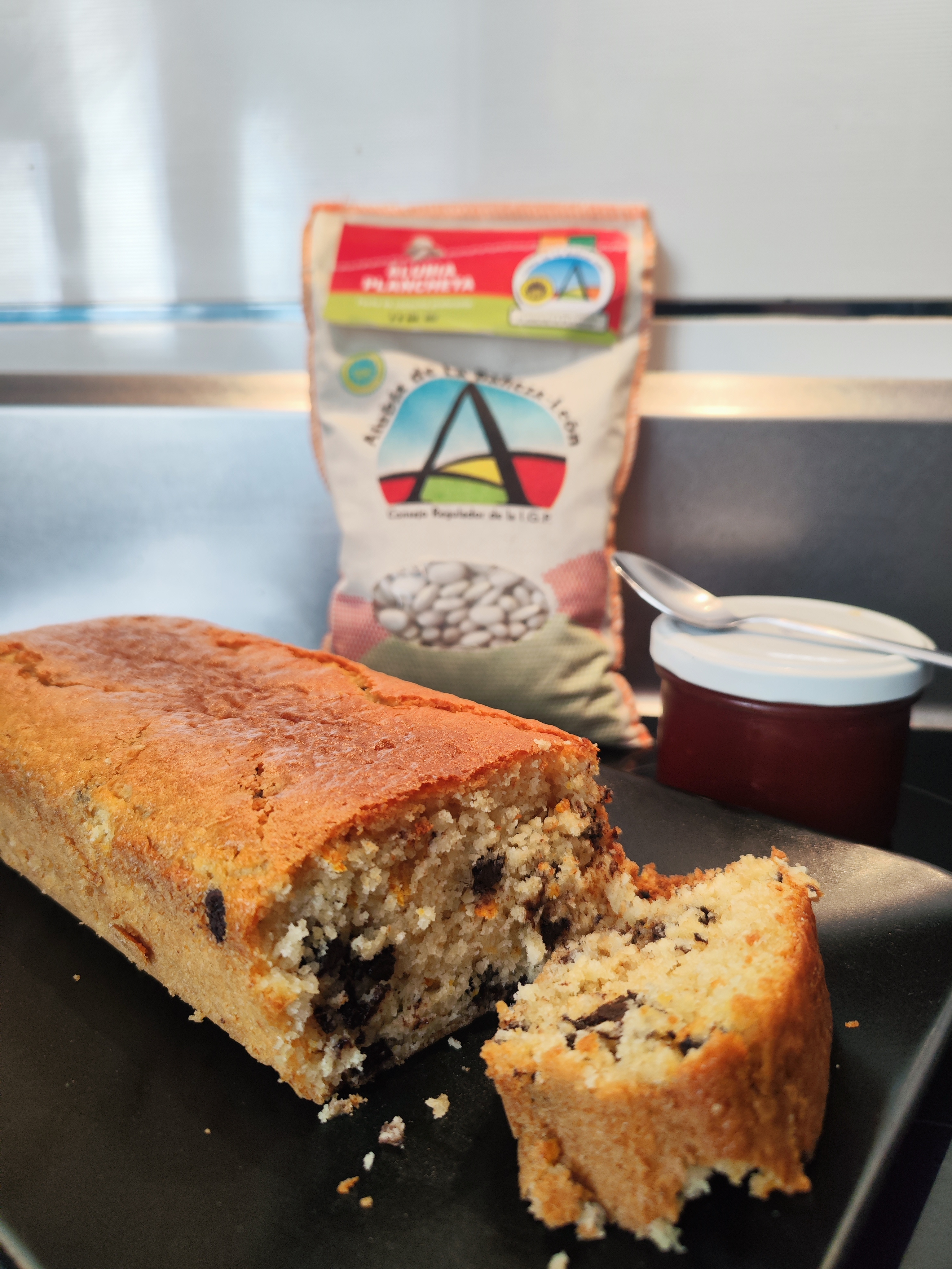 BIZCOCHO DE ALUBIAS CON PEPITAS DE CHOCOLATE
