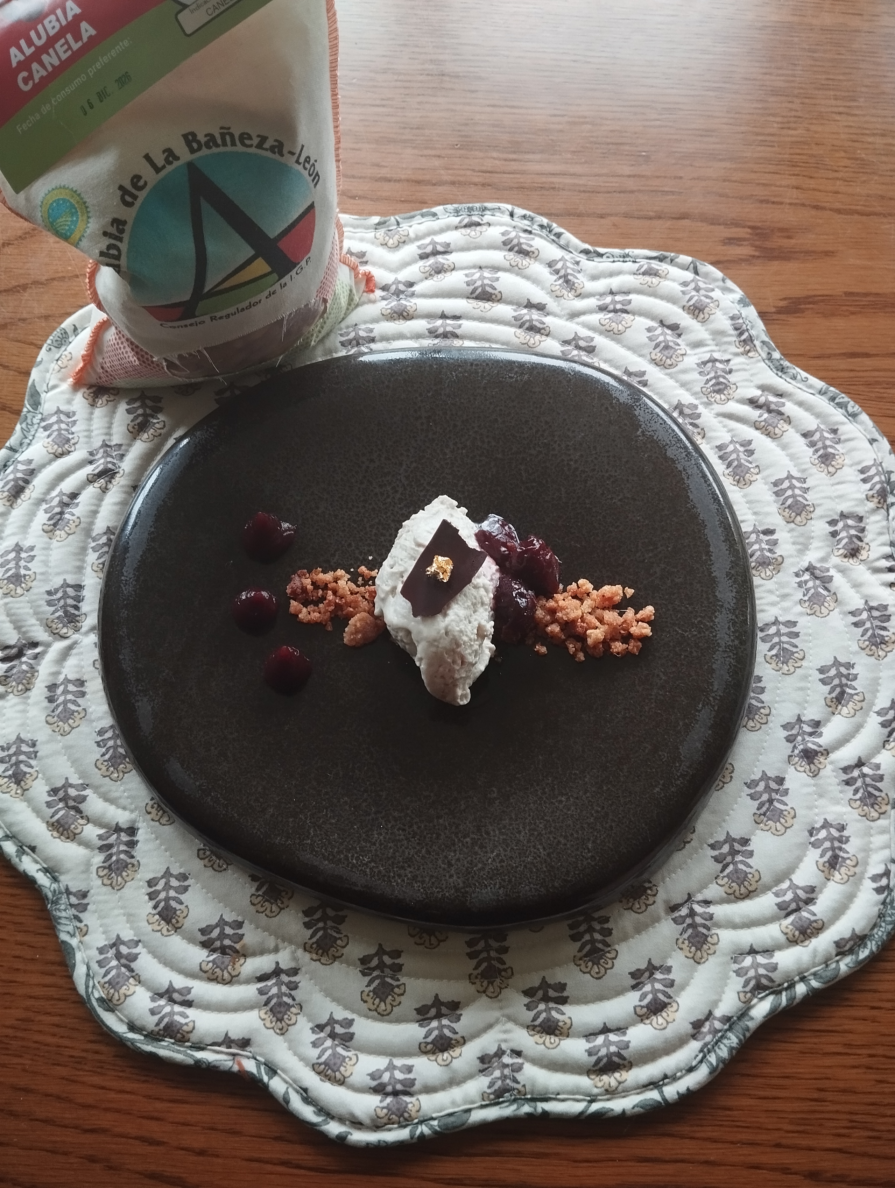 Panna cotta aireada de alubia canela de La Bañeza y cereza en texturas.