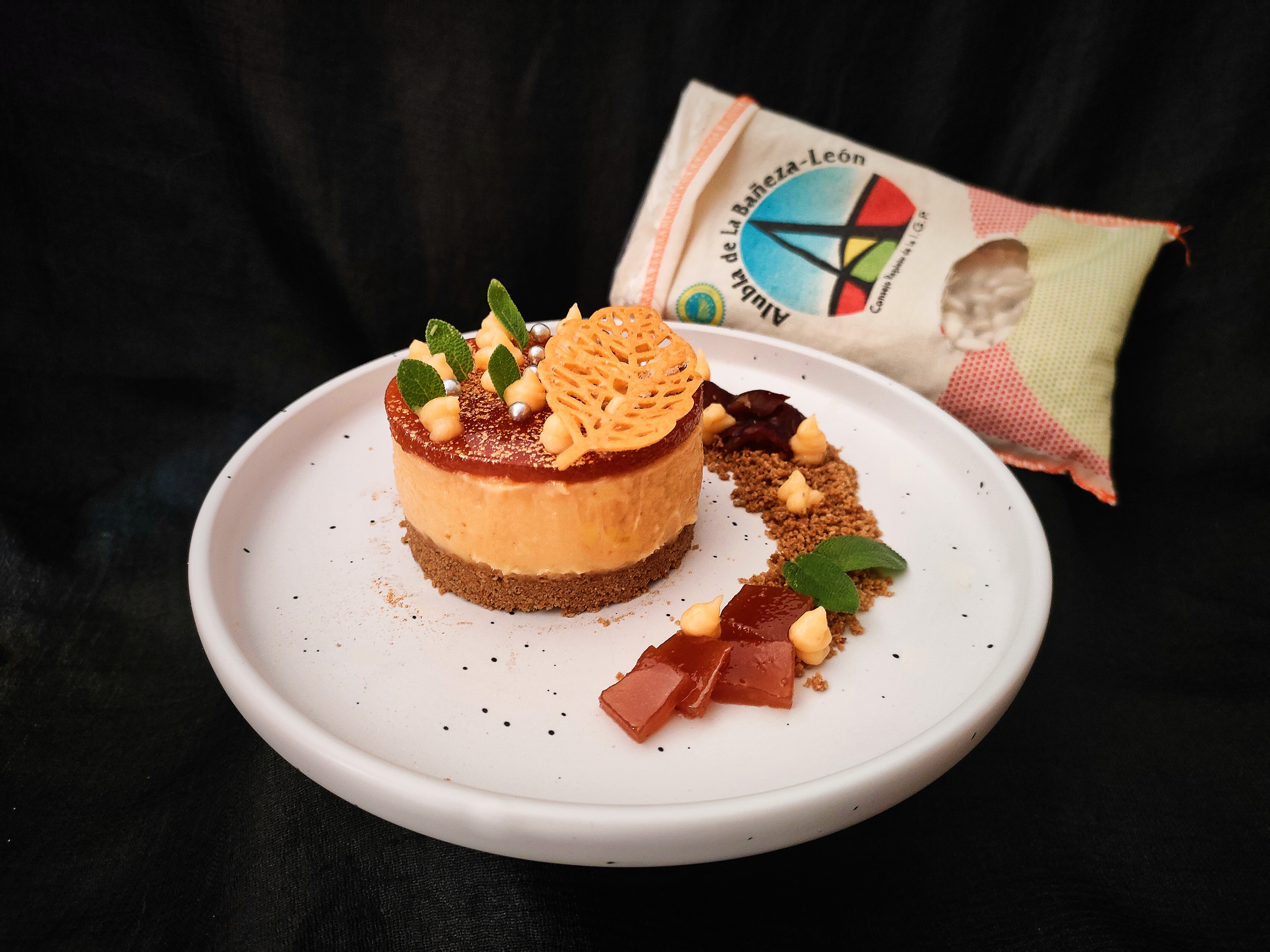 Semifrío de alubia plancheta, crema catalana y chocolate blanco con geleé de castañas
