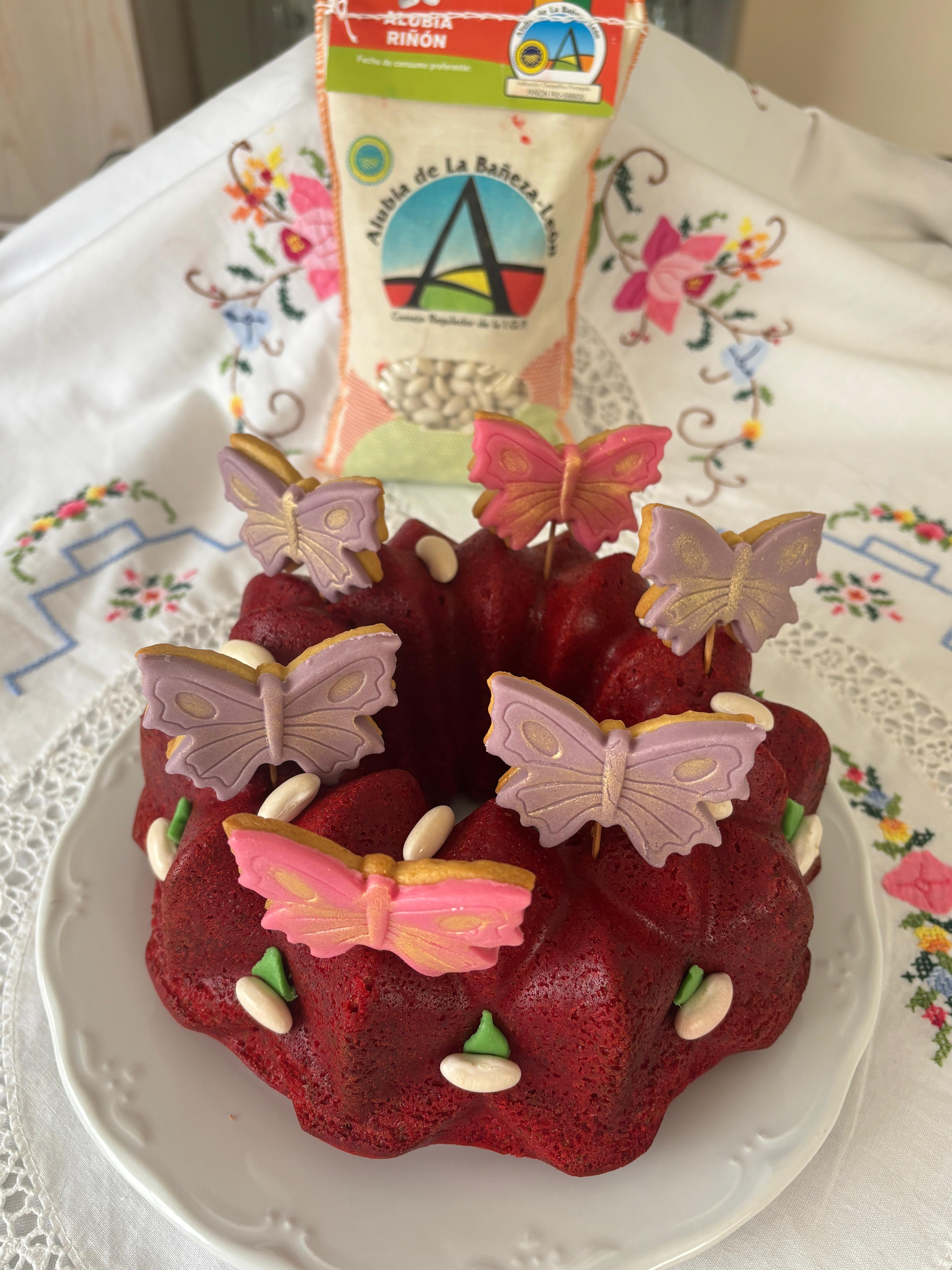BUNDT CAKE RED VELVET CON ALUBIAS DE  LA BAÑEZA Y GALLETAS MARIPOSA 