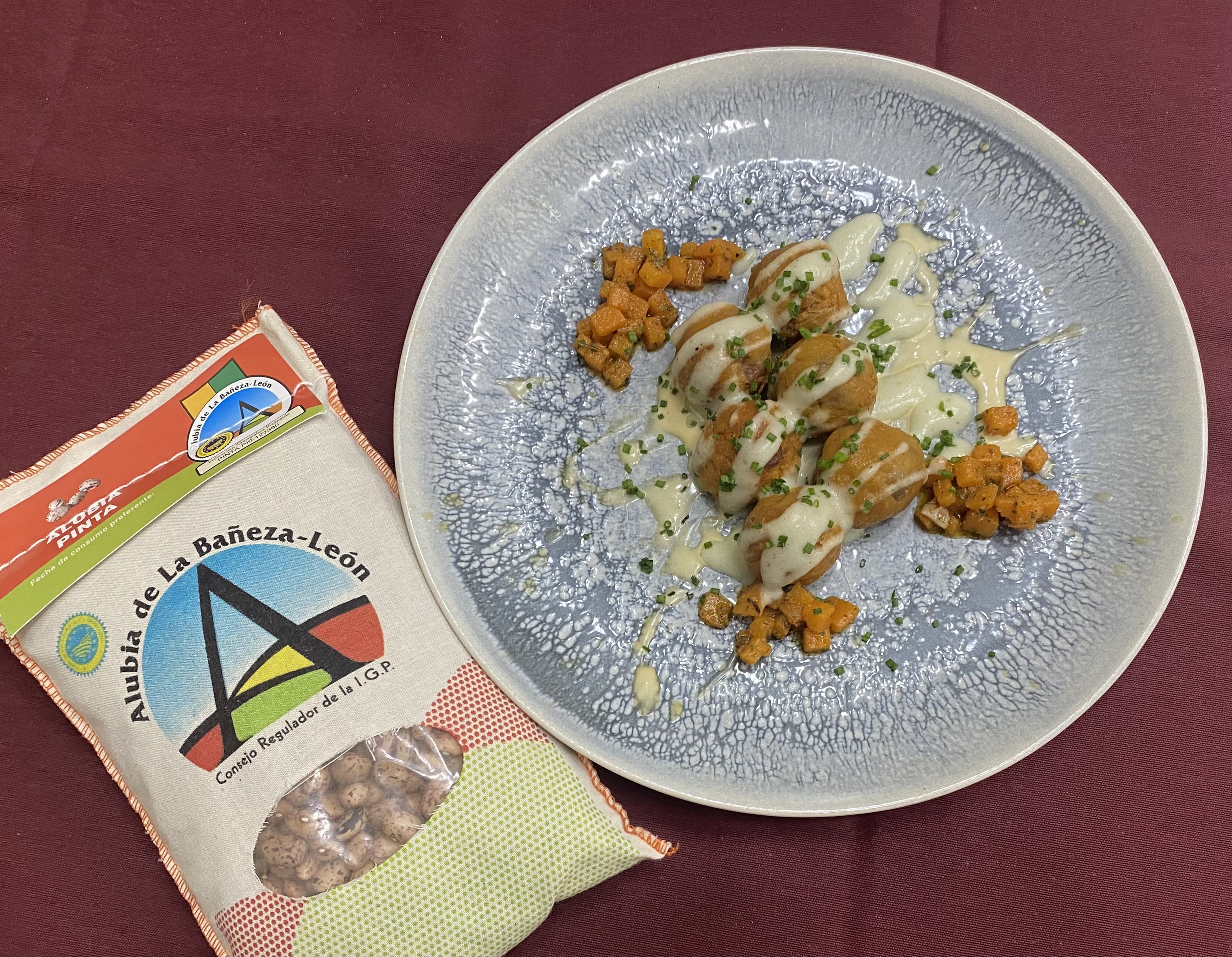 Falso takoyakis de La Bañeza relleno de alubias pintas, y chorizo