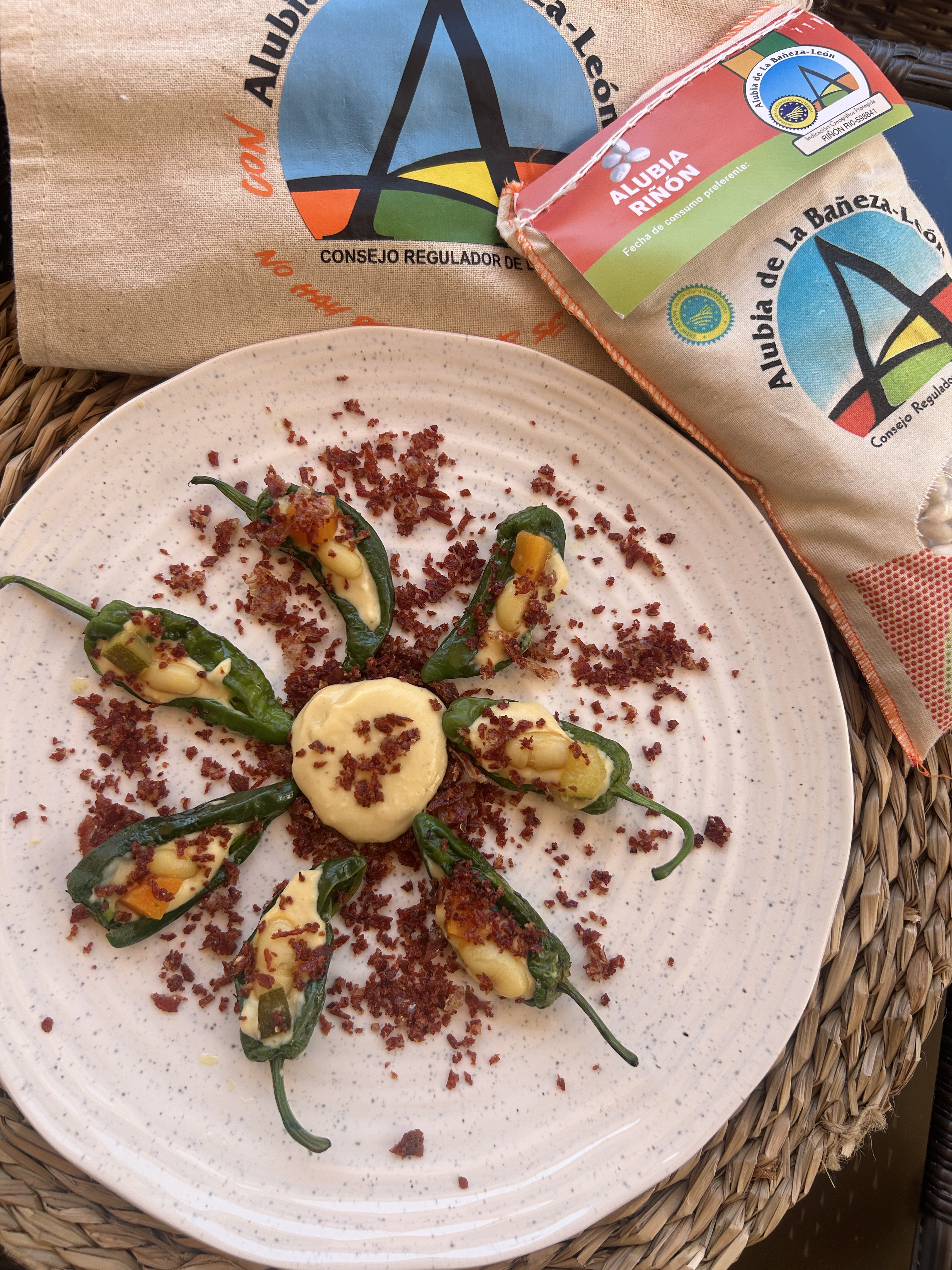 Bocado de alubia y padrón con tierra de ibérico