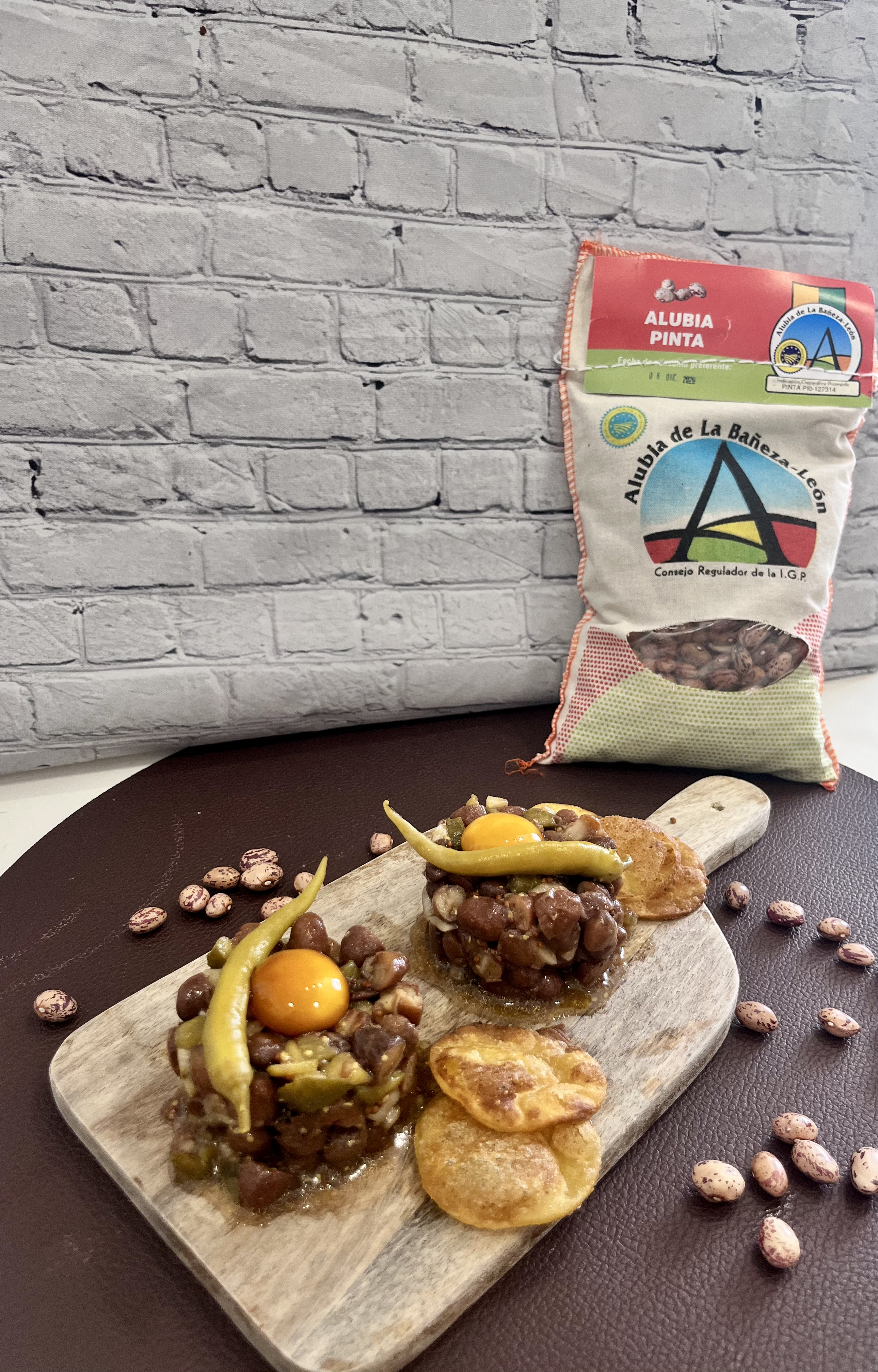 TARTAR DE ALUBIA PINTA DE LA BAÑEZA CON YEMA CURADA DE CODORNIZ Y CRUJIENTE DE MAIZ ASTURIANO