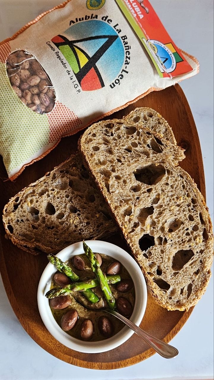 Esencia de La Bañeza: Dúo de Alubia Pinta en Pan de Masa Madre y Paté Silvestre