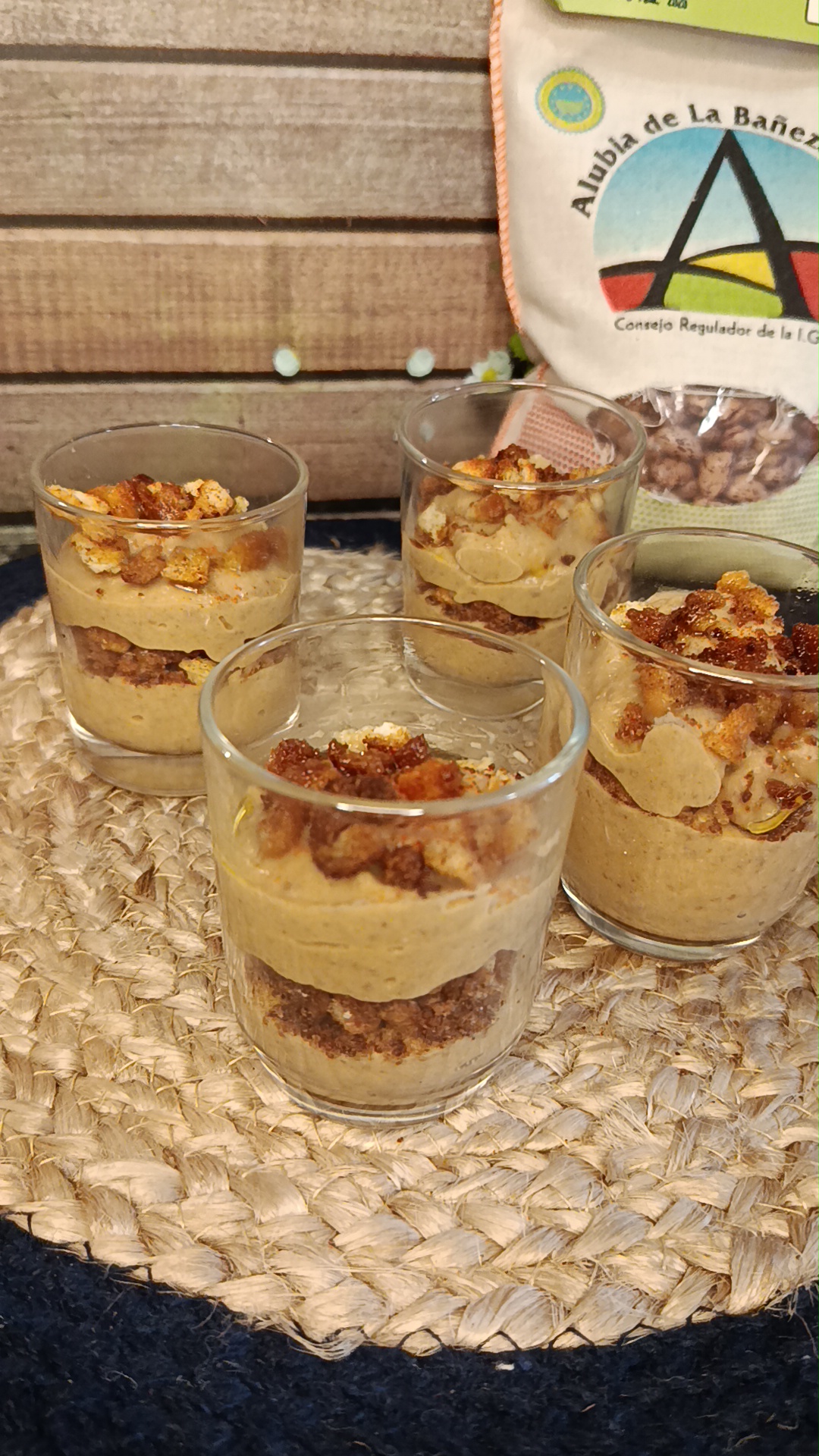Vasitos cremosos de alubia pinta con crumble crujiente 