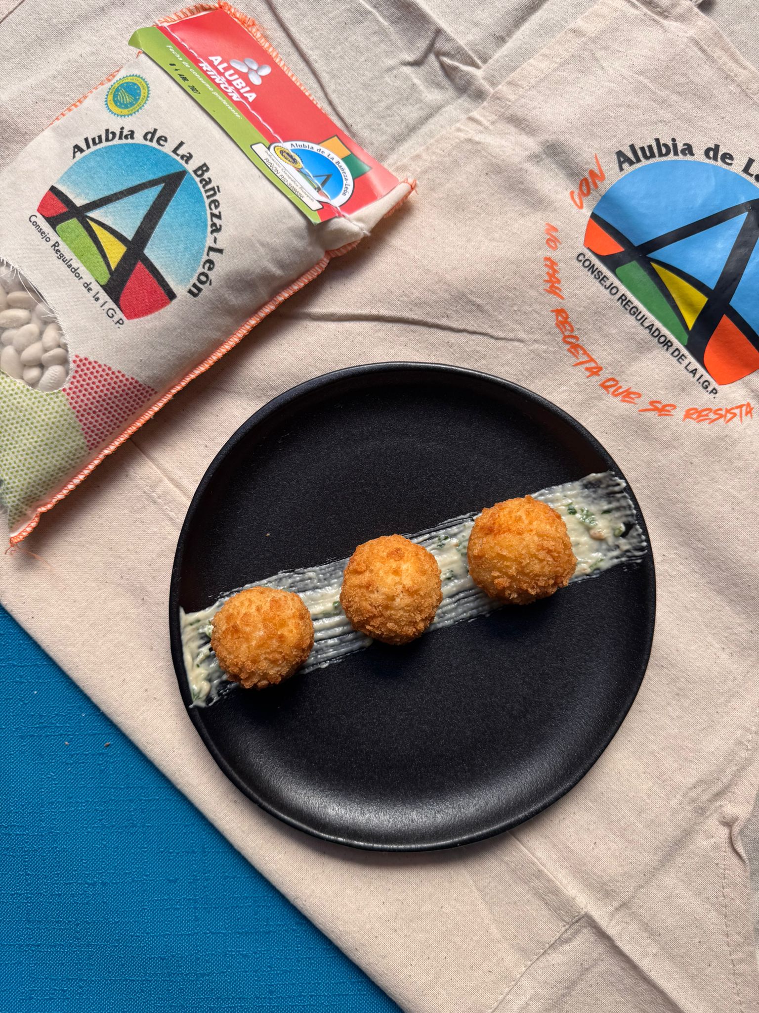 Bomba de alubias con bacalao rellena de yema curada de codorniz 