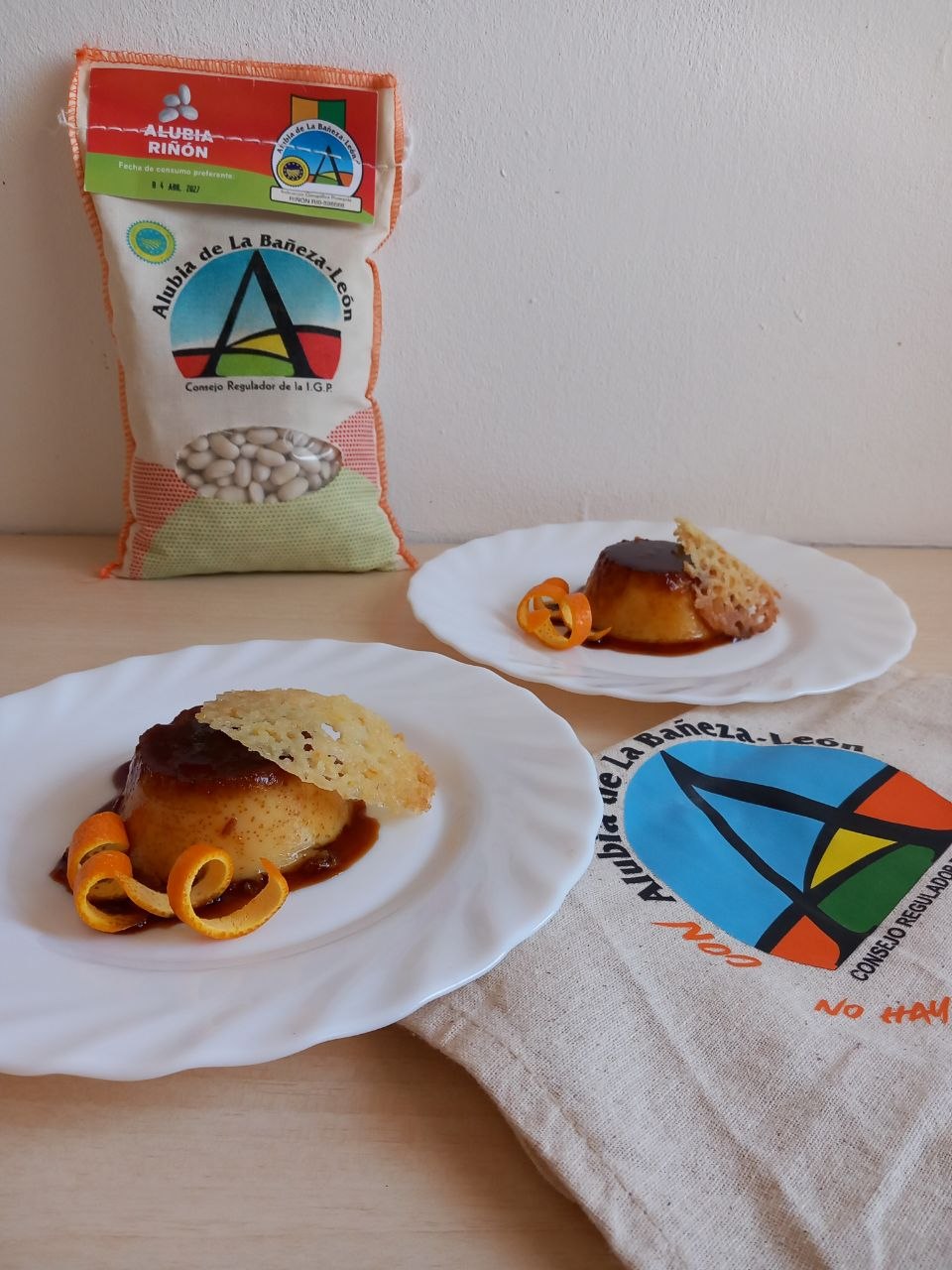 Flan de alubias riñón con caramelo y teja de naranja