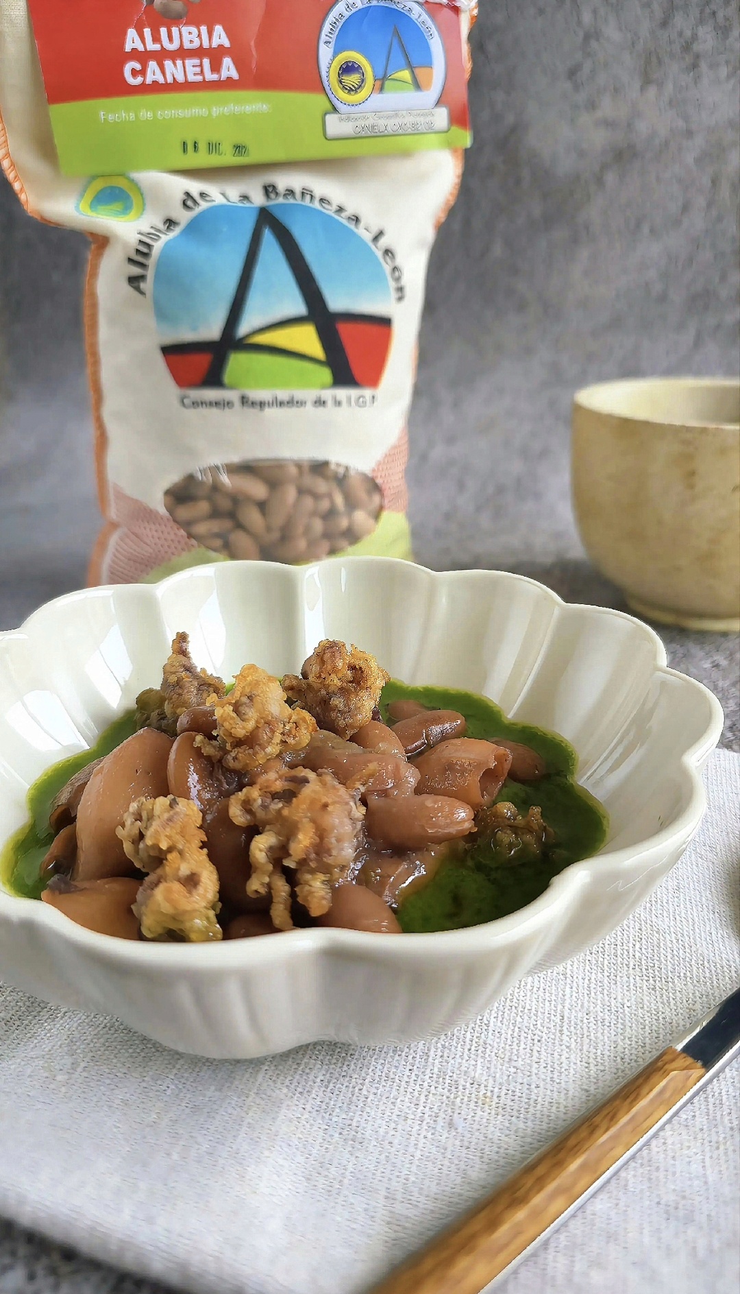 GUISO DE ALUBIAS CANELA CON PUNTILLAS DE CALAMAR Y ACEITE DE CEBOLLINO 