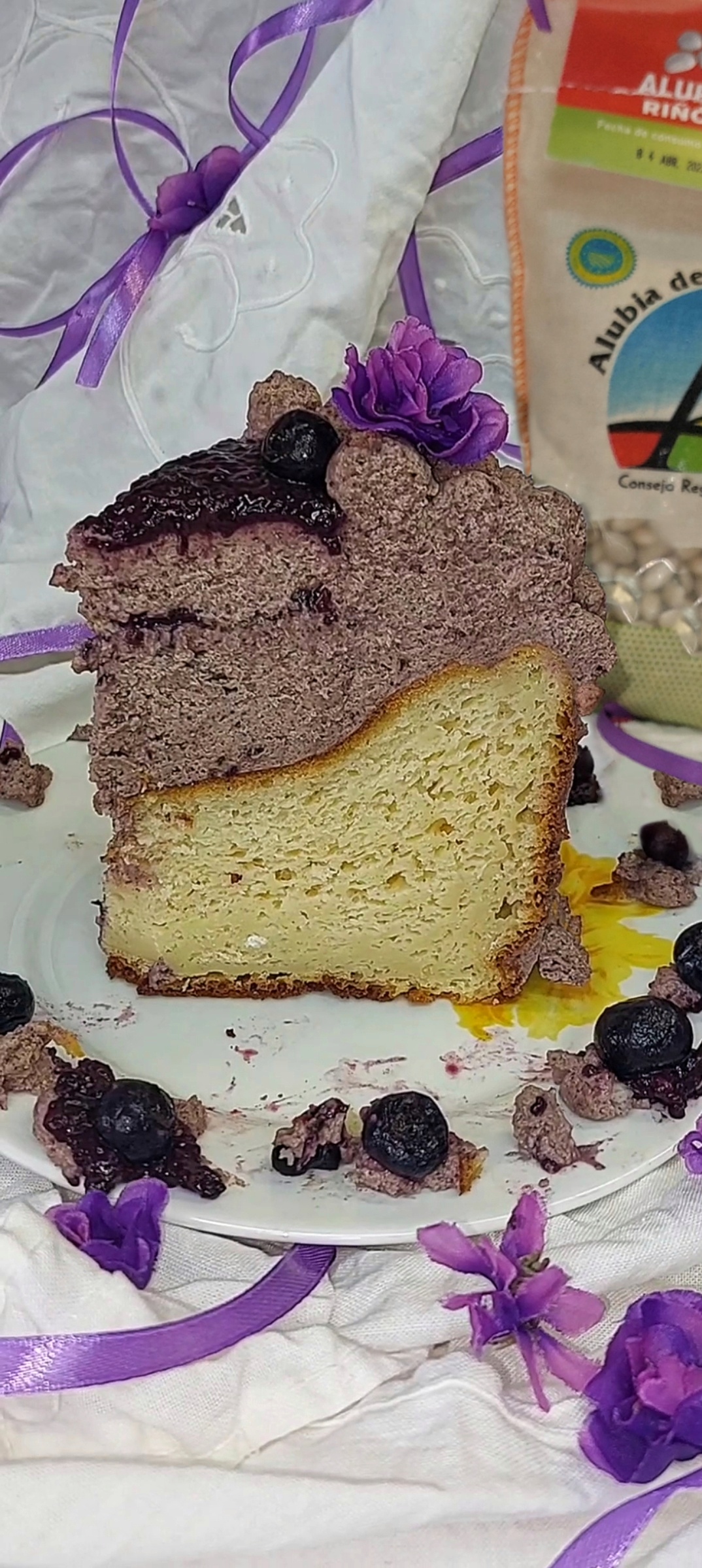 Bizcobrioche proteico de alubias con crema de arándanos y queso