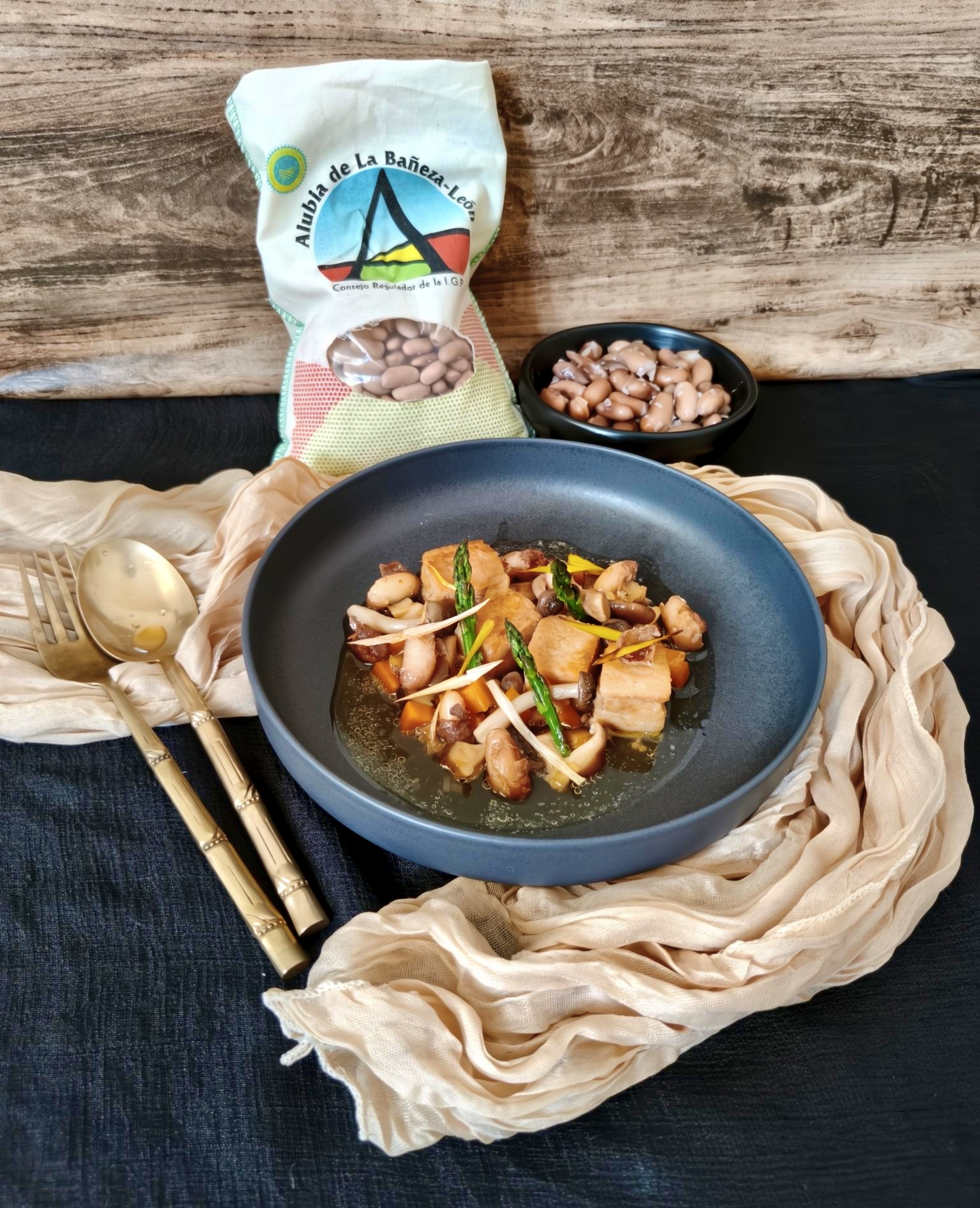 Tofu birmano de alubia canela en guiso de shiitake con puerros crujientes, trigueros y shimeji