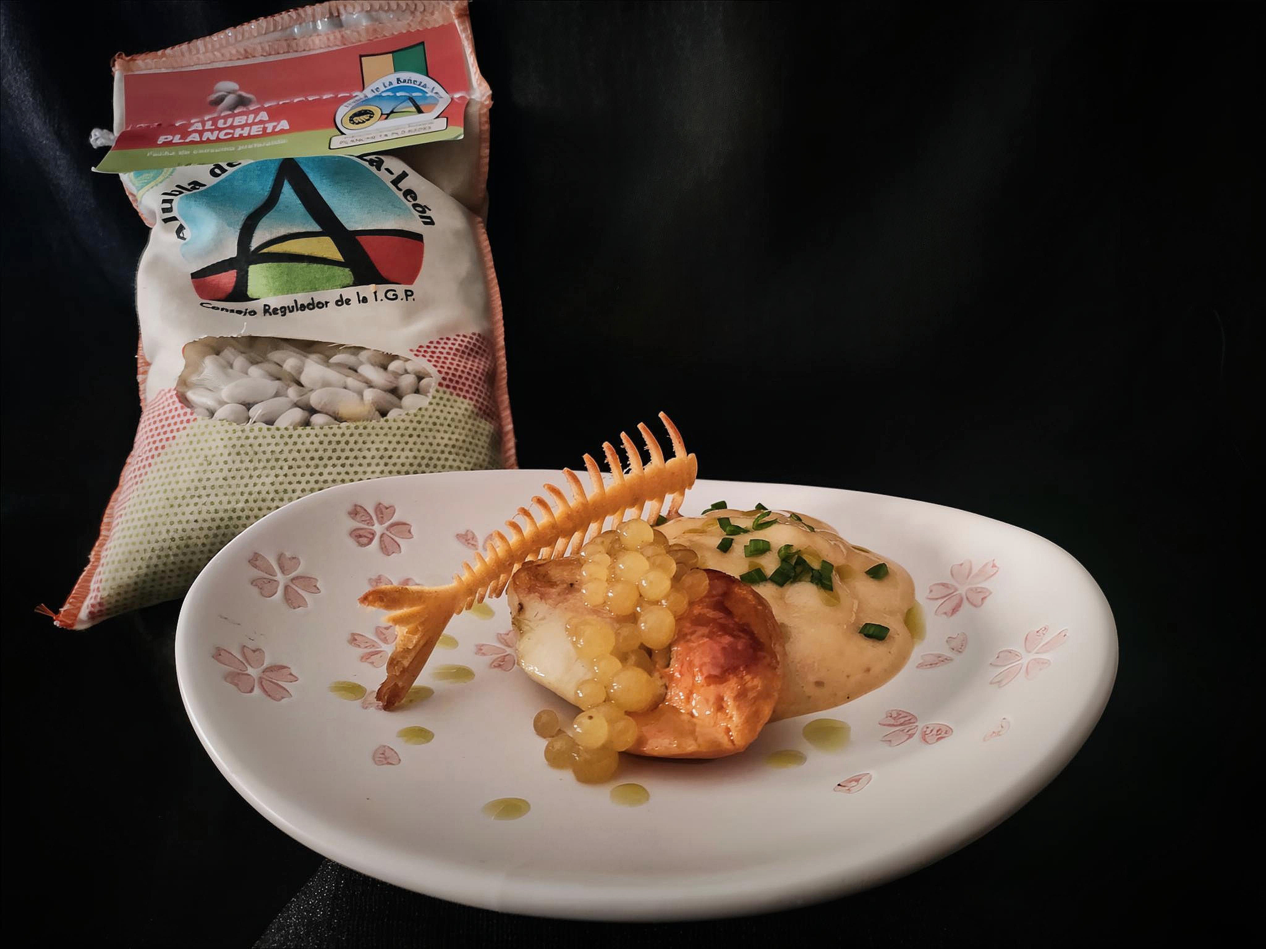 Alubia de La Bañeza en espuma, caviar de su caldo y galleta crujiente, con vieira a baja temperatura en aceite de albahaca